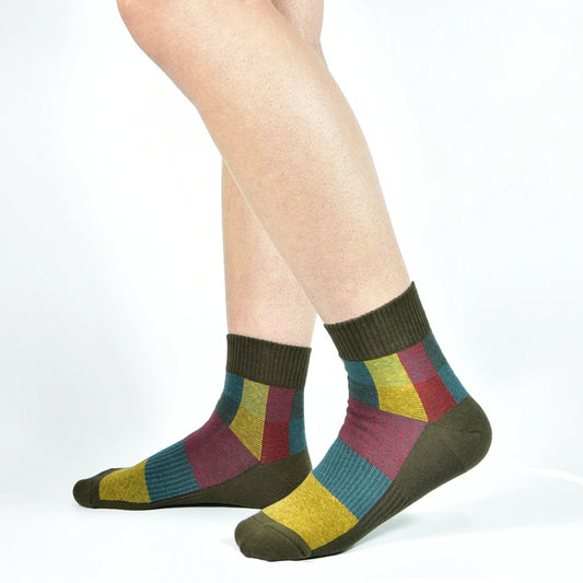 Patchworkcomfort socks on model