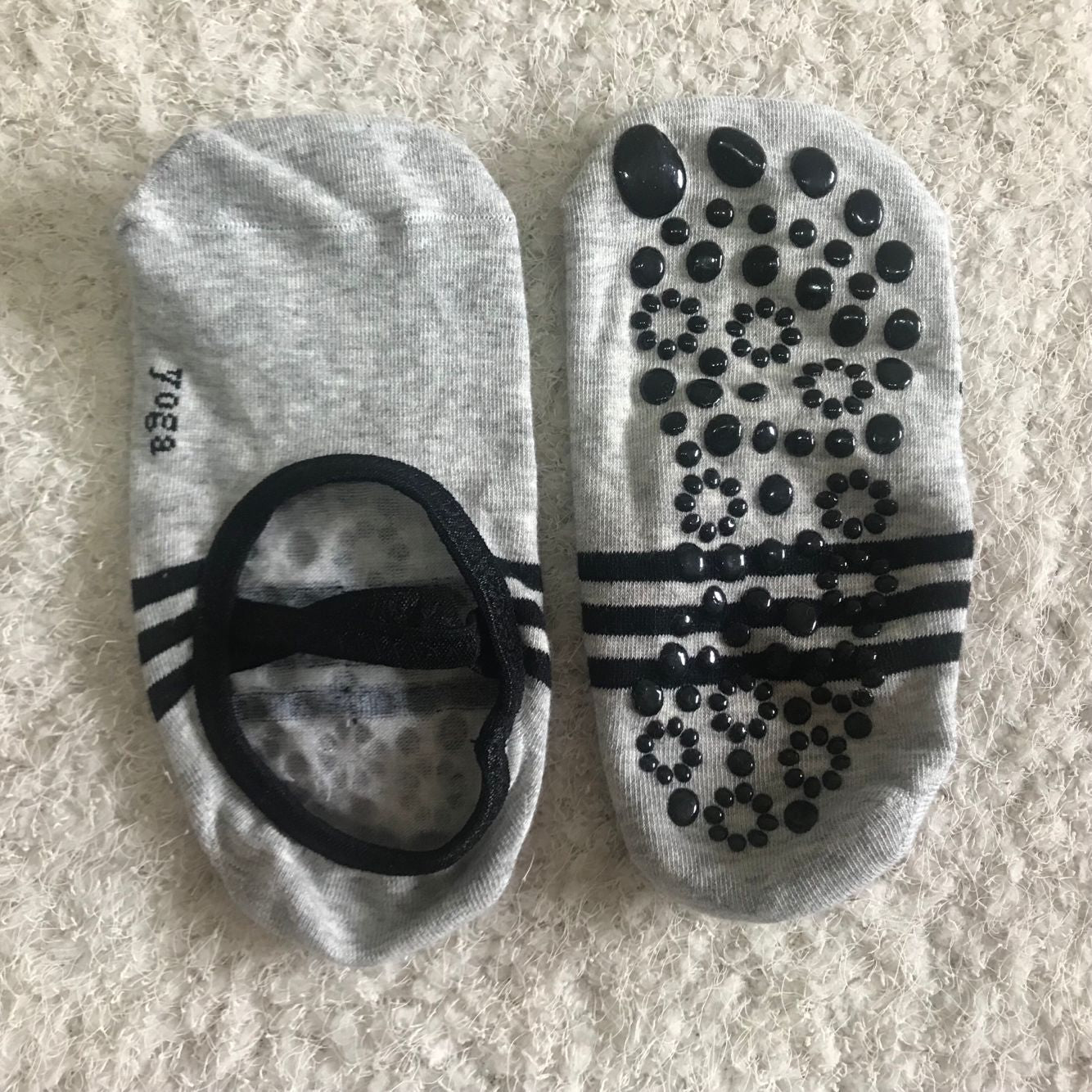 Yoga socks in grey non slip