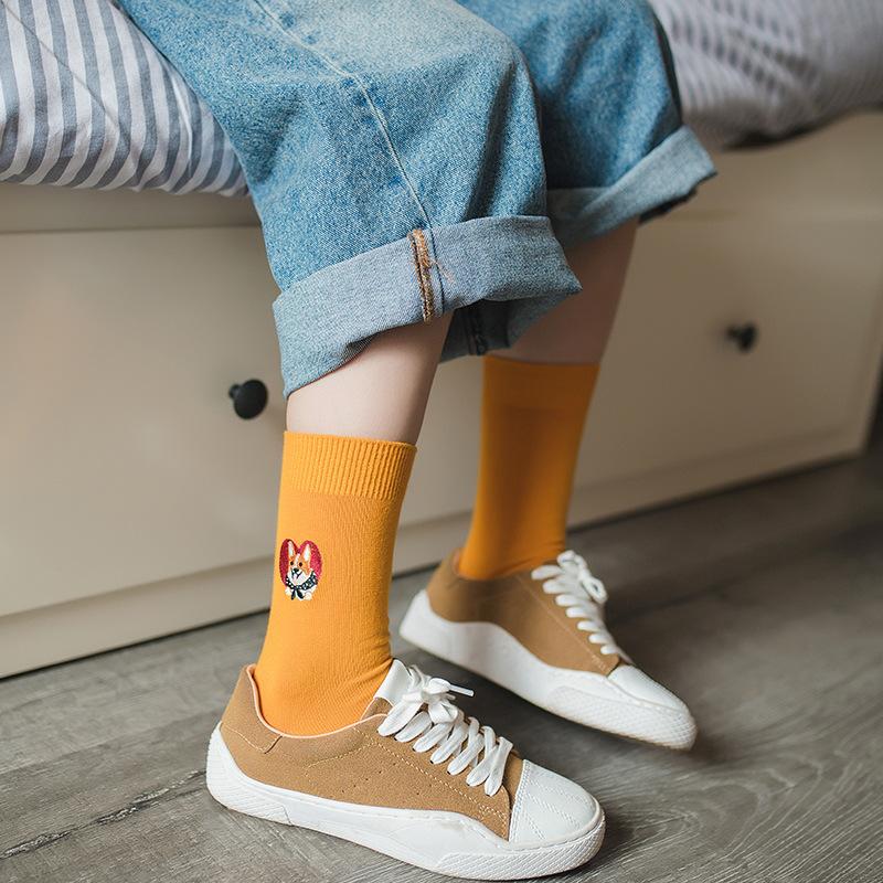 Vintage Socks in yellow on sneaker